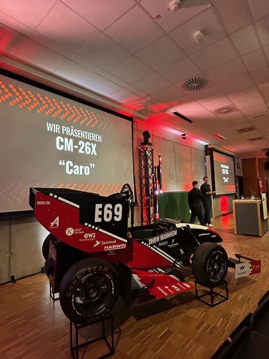 Der neue Formula-Student-Rennwagen „CM-26X Caro“ bei der Enthüllung.