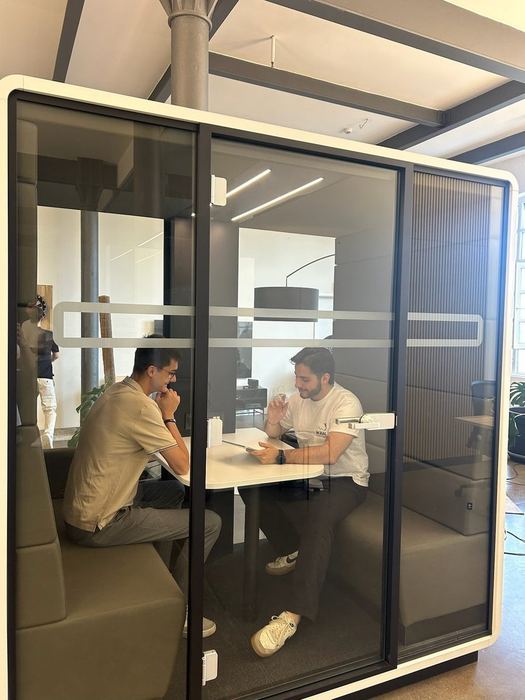 Kurze Wege, offene Türen: Austausch im Büro.